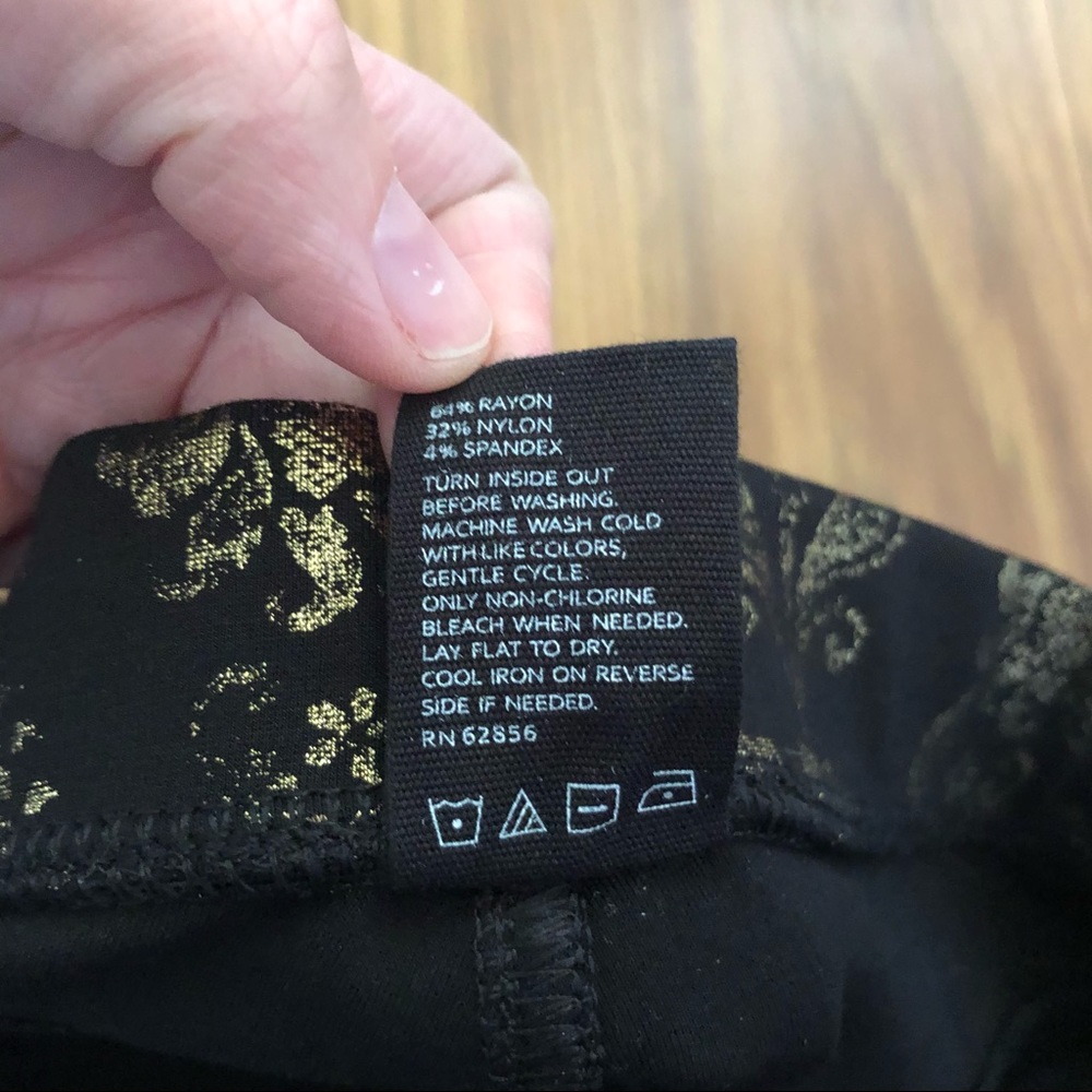 HUE Legging with Gold Appliqué - Size S - Picture 7 of 7